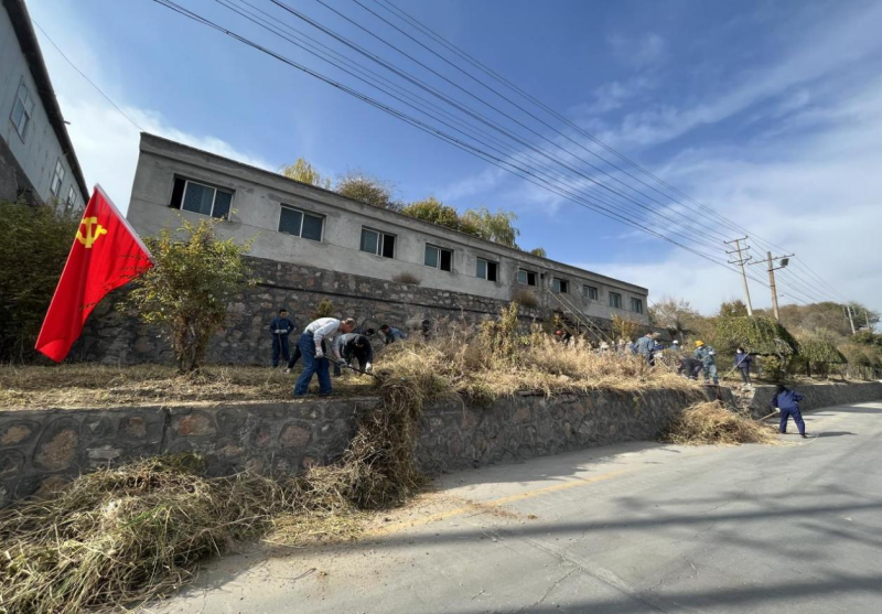 有工投黨員干部、團(tuán)員青年的耕耘那處便是公司最美麗的一角-----物產(chǎn)工投公司開展環(huán)境專項(xiàng)整治主題黨日、團(tuán)日活動(dòng)